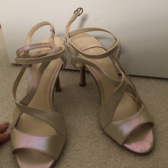 Nine West Gold Metallic Sandle - Picture 4 of 5